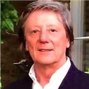 Spanish tutor teaches students of young and adults